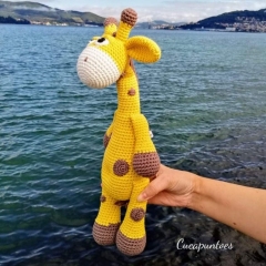 Greta, the giraffe  amigurumi by Cucapuntoes