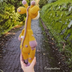 Greta, the giraffe  amigurumi pattern by Cucapuntoes