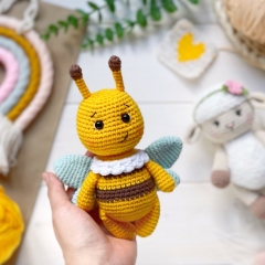 Kind bumblebee amigurumi by Knit.friends