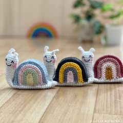 The rainbow snails amigurumi by Little Bichons