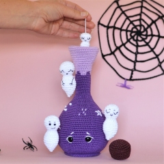 Magic potion with flying ghosts amigurumi pattern by LaCigogne
