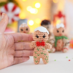 Tiny gingerbread man amigurumi by LaCigogne