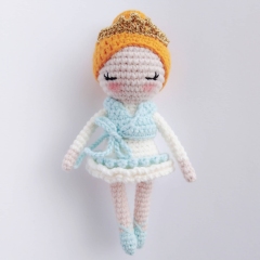 Remeny the ballerina amigurumi pattern by The blue bobbin