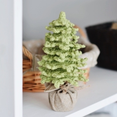 Farmhouse Christmas Tree amigurumi by FireflyCrochet
