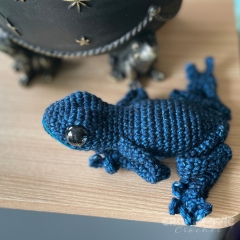 Ruby the Red Eyed Tree Frog amigurumi by Critter-iffic Crochet