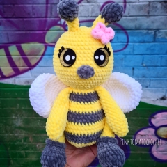 Bella Bee amigurumi pattern by Pinktomatocrochet