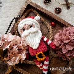 Santa amigurumi by Knotanotheryarn
