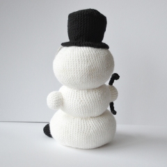 Snowman Like A Sir amigurumi by The Flying Dutchman Crochet Design