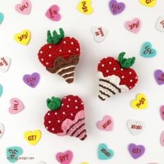 Chocolate-Dipped Strawberry Heart amigurumi by Emi Kanesada (Enna Design)