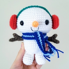 Snuggly Snowman amigurumi pattern by AmiAmore
