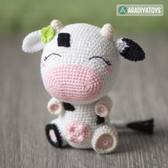 Cow Mia amigurumi by AradiyaToys
