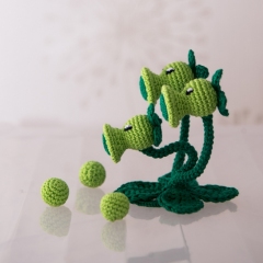 Threepeater (Plants vs. Zombies) amigurumi pattern by AradiyaToys