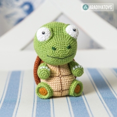Turtle Gina amigurumi pattern by AradiyaToys