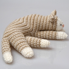 Sleepy Cat amigurumi by StuffTheBody