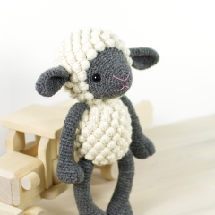 Cuddly sheep amigurumi pattern by Kristi Tullus