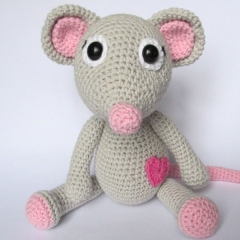Mouse Tili in Love amigurumi by DioneDesign
