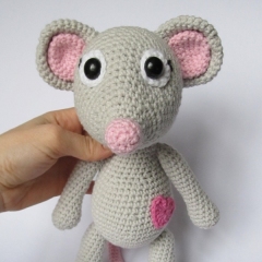 Mouse Tili in Love amigurumi pattern by DioneDesign