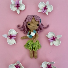 Diega the hawaiian doll amigurumi pattern by Los sospechosos
