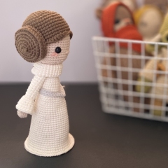 Princess Leia - Pocket size amigurumi pattern by Los sospechosos