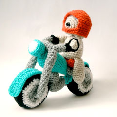 Motorbike and Pilot Dog amigurumi pattern by MysteriousCats