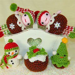 Christmas Pudding People amigurumi pattern by Janine Holmes at Moji-Moji Design