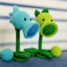 Peashooter and Snow Pea (plants vs zombies)