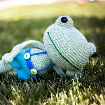 Phillip the Frog amigurumi pattern by Crochet Olé  