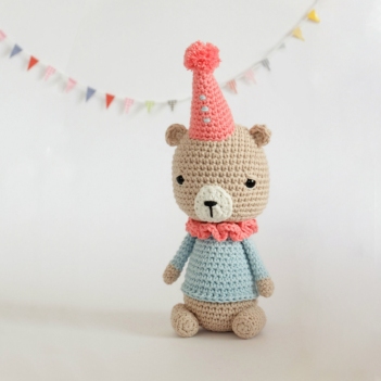 Pete the bear amigurumi pattern by Kornflakestew