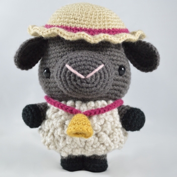 Betsy the Sheep amigurumi pattern by YOUnique crafts