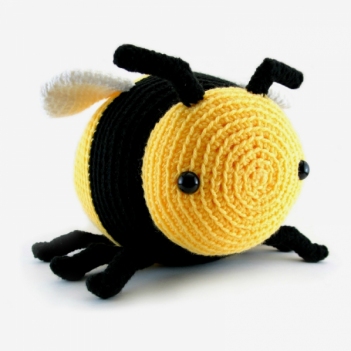 Bobby the Bumble Bee amigurumi pattern by Hookabee