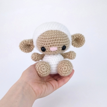 Lily the Lamb amigurumi pattern by Theresas Crochet Shop