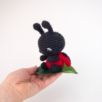 Lulu the Ladybug amigurumi pattern by Theresas Crochet Shop