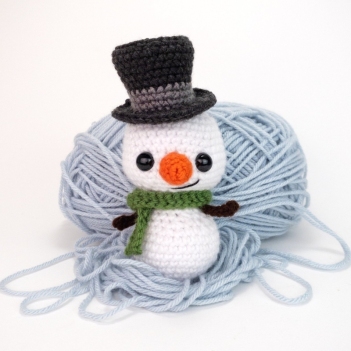 Snowbert the Snowman amigurumi pattern by Theresas Crochet Shop