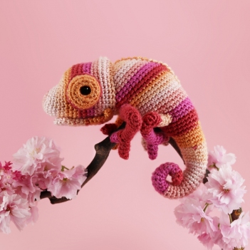 Colour Pop Chameleon amigurumi pattern by Irene Strange