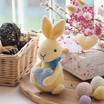 bunny holding heart amigurumi pattern
