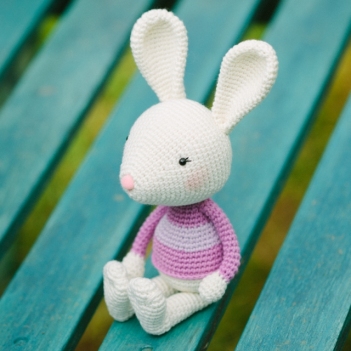 Lia the little bunny amigurumi pattern by Diminu