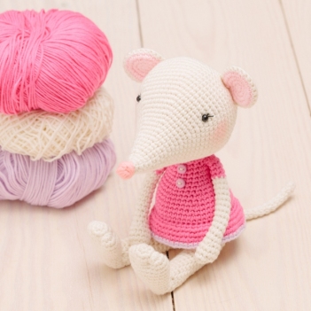 Mina the little mouse amigurumi pattern by Diminu