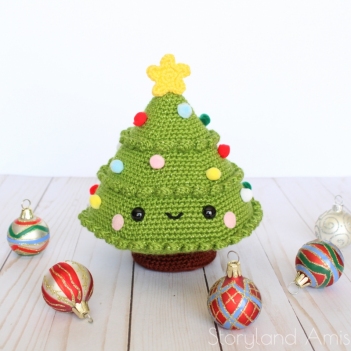 Cuddle-Sized Joy the Christmas Tree amigurumi pattern by Storyland Amis