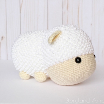 Cuddle-Sized Lyla the Lamb amigurumi pattern by Storyland Amis