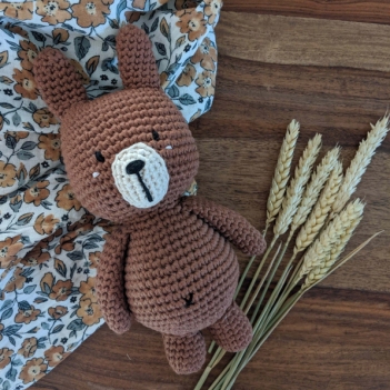 Bernie the chubby bear amigurumi pattern by La Fabrique des Songes