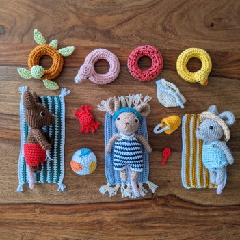 Cute mouse and summer accessories amigurumi pattern by La Fabrique des Songes