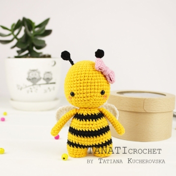 Mini Bee amigurumi pattern by TANATIcrochet