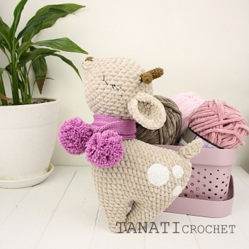 Plush deer amigurumi pattern by TANATIcrochet