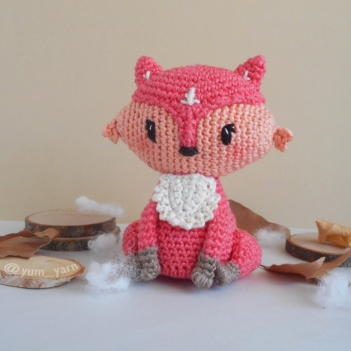 Floxy the Fox amigurumi pattern by Yum Yarn