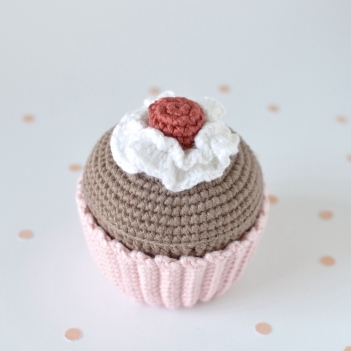 Birthday Cupcake amigurumi pattern by Elisas Crochet