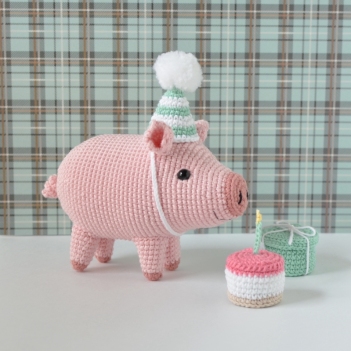 Birthday Piglet amigurumi pattern by Elisas Crochet