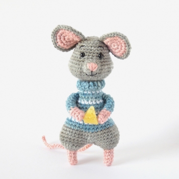 Ceddar the Mouse amigurumi pattern by Elisas Crochet