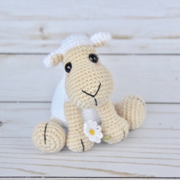 Daisy the Sheep amigurumi pattern by Elisas Crochet