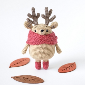 Theo the Reindeer amigurumi pattern by Elisas Crochet