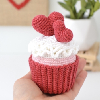 Valentine Cupcake amigurumi pattern by Elisas Crochet